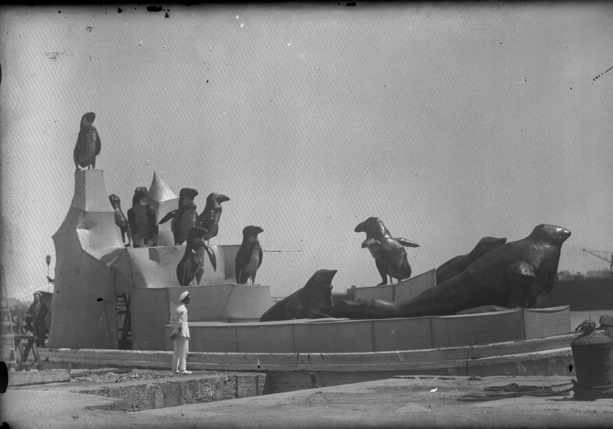 Imagen principal - Inspiración. La decoración de las barcazas incluía esculturas de tamaños variados y referencias dispares, desde una cuadriga a unos pingüinos sobre el hielo, pasando por iconos cristianos (c. 1930). Fotografía Casaú