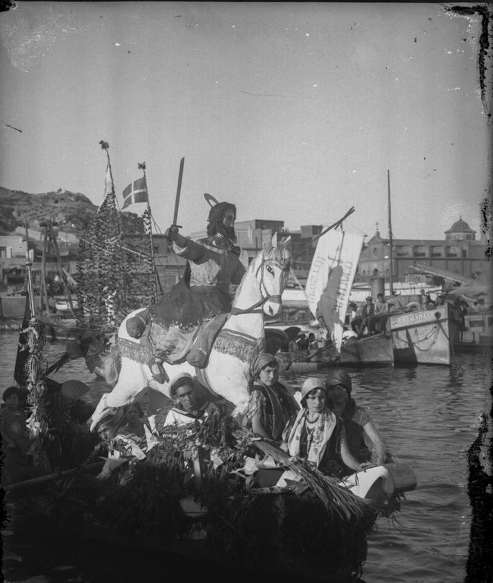 Imagen secundaria 2 - Inspiración. La decoración de las barcazas incluía esculturas de tamaños variados y referencias dispares, desde una cuadriga a unos pingüinos sobre el hielo, pasando por iconos cristianos (c. 1930). Fotografía Casaú