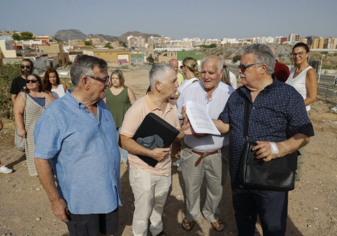 Piden vallar y cubrir con arena el solar contaminado de las nuevas casas en Los Mateos