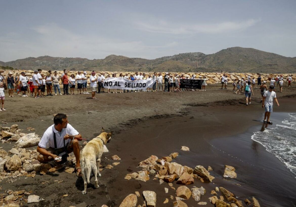 Portmán plantea el reciclaje de los estériles dragados para el ‘esqueleto’ de la playa y el puerto