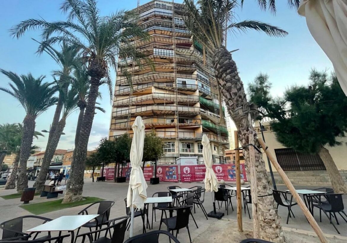 La oxidación de la torre Sol y Mar de Santiago de la Ribera cuesta a los vecinos más de 1,2 millones de euros