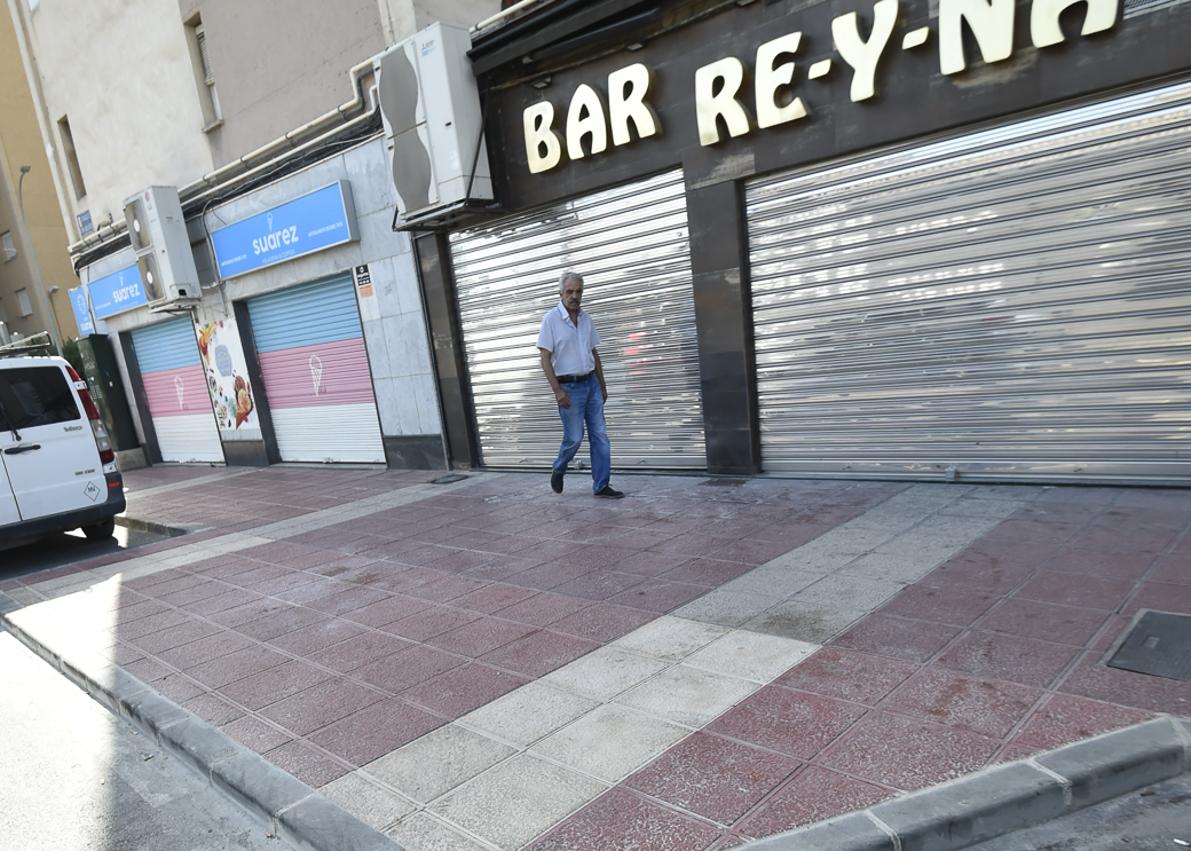 Imagen secundaria 1 - Arriba: terraza montada a las puertas del restaurante Tudela. Abajo: el Bar Reyna concluyó los trabajos hace apenas unos días, mientras que en el Mesón de Pepe aún no han terminado las obras de ampliación de las aceras.