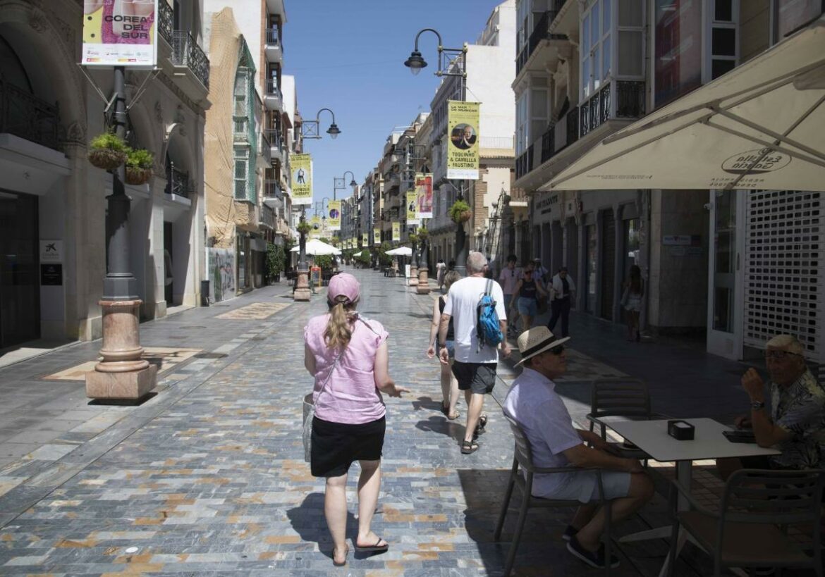 El montaje de toldos en la calle del Carmen de Cartagena comienza hoy tras dos meses de intenso calor