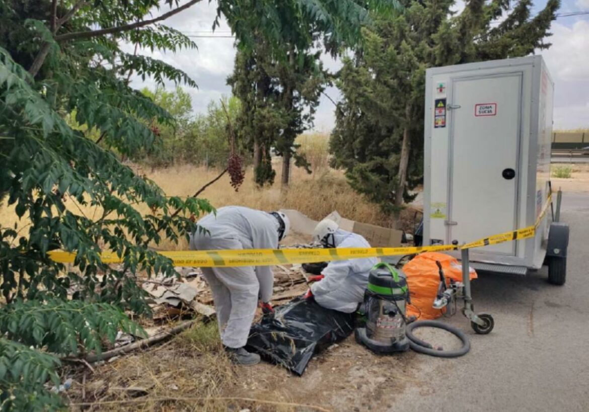 Retiran casi 4 toneladas de amianto esparcidas junto a caminos de huerta en Murcia