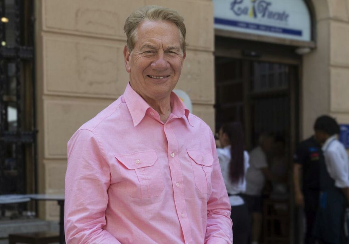 Michael Portillo, el presentador y expolítico en Reino Unido, visita Cartagena: «Siempre busco la historia del sitio y cómo transmitirla»