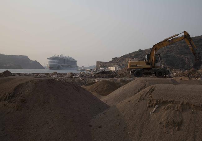 Las obras del Espalmador, en Cartagena, avanzan con el soterramiento de las tuberías y el cableado