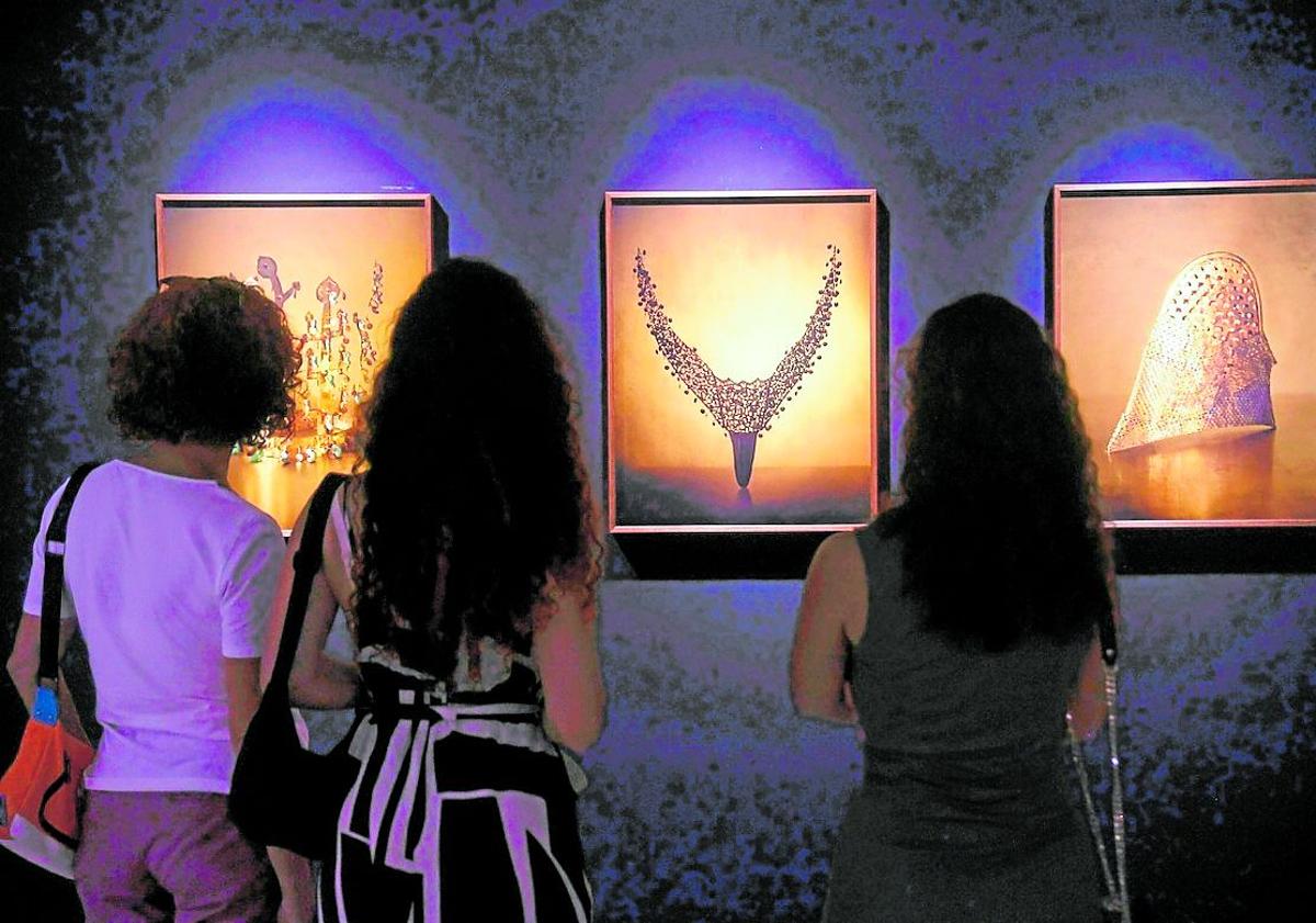 Imagen principal - 1. El reconocido fotógrafo Koo Bohnchang muestra en Cartagena una exposición que lleva su nombre, en la sala Domus del Pórtico, junto al Teatro Romano, hasta el próximo 28 de septiembre con entrada libre. 2. En 'Silver Rythm', en el Palacio Consistorial, Jong Oh demuestra que hay otras perspectivas, no todo lo que vemos es lo que parece. 3. Timothy Hyunsoo Lee, artista coreano-estadounidense con formación en neurociencia y arte, expone 'Entre cuerpos y fronteras: Cartografías diaspóricas queer'.