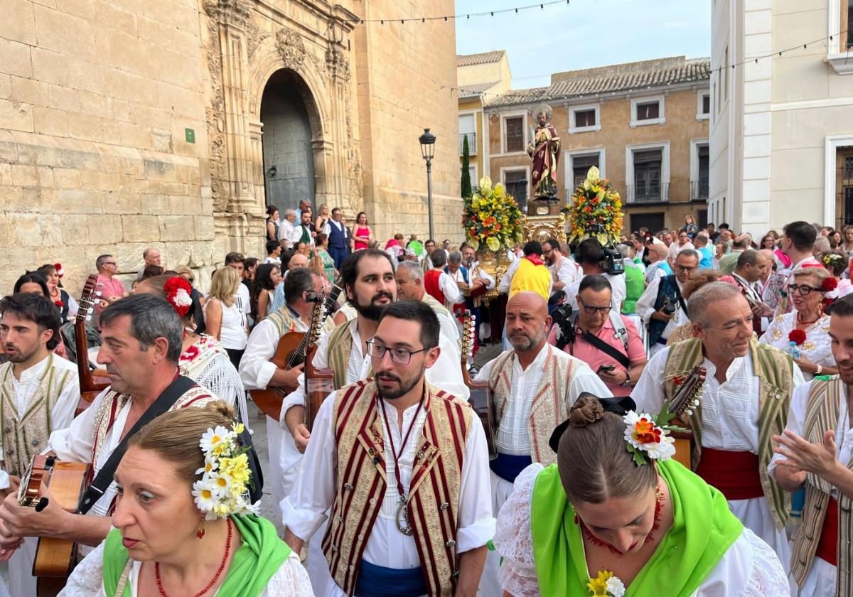 Los ciezanos acompañan la imagen de San Bartolomé, ayer, junto a la iglesia.