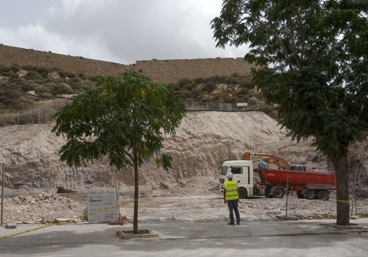 El Ayuntamiento de Cartagena vigila la obra que ha roto el camino de acceso al Castillo de los Moros
