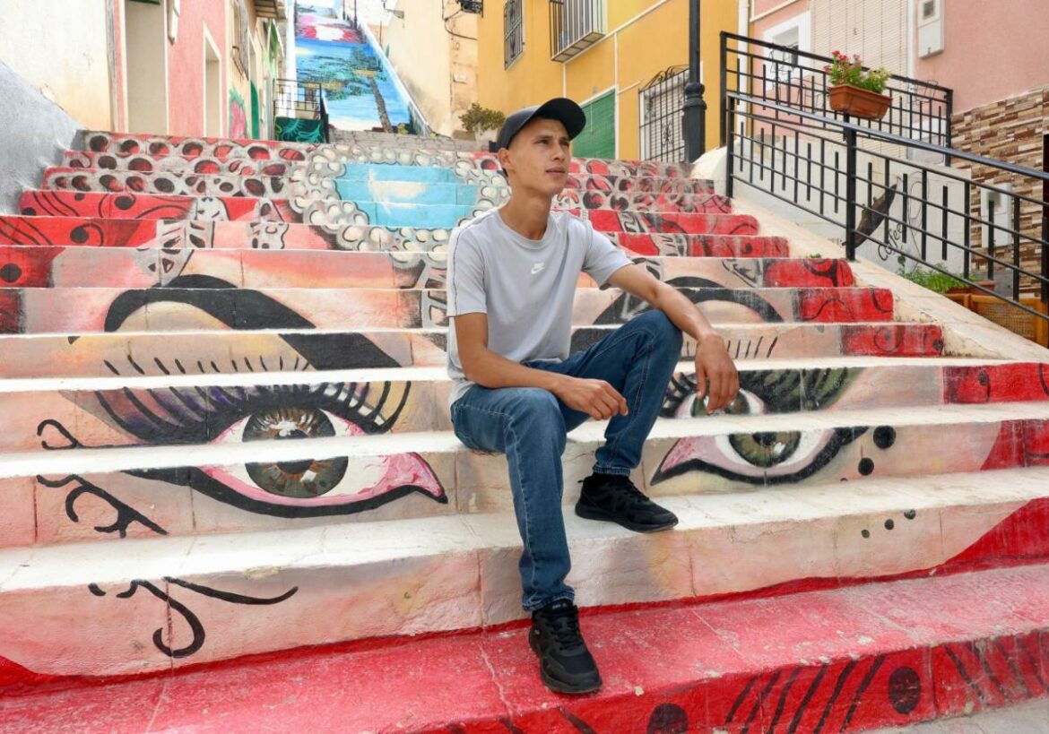 La historia de Simo, un joven marroquí que llegó desde Canarias y sueña entre limones en Abanilla