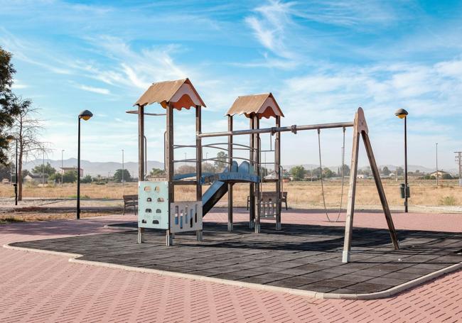 Desprotección. Este parque infantil junto al centro comercial Almenara, en Lorca, mostró la temperatura media más alta en las imágenes de satélite. Adoquín, ausencia de sombra y escasa vegetación.