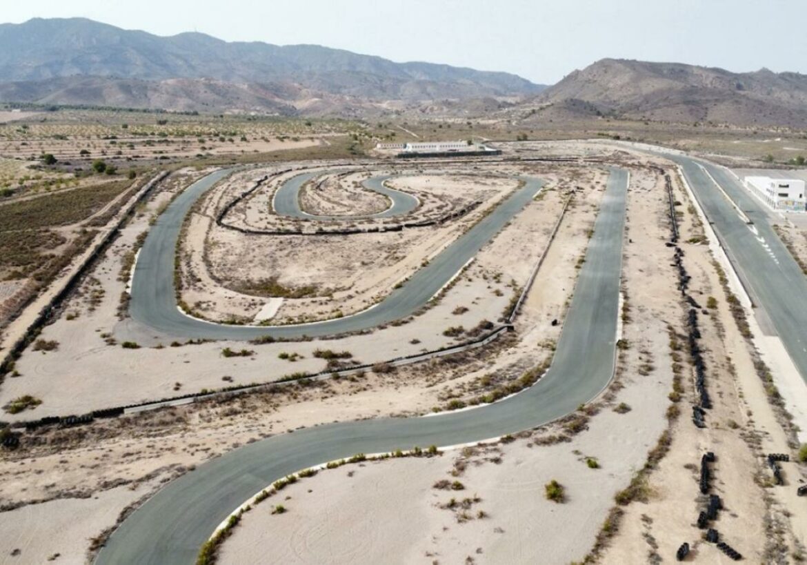 Las obras del circuito de velocidad de Fuente Álamo se inician con la retirada del viejo asfalto