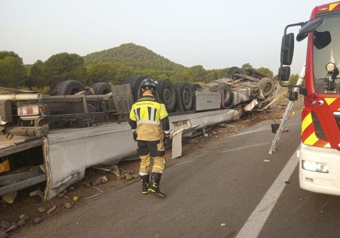 Hospitalizado el conductor de un camión de gran tonelaje tras volcar en Bullas