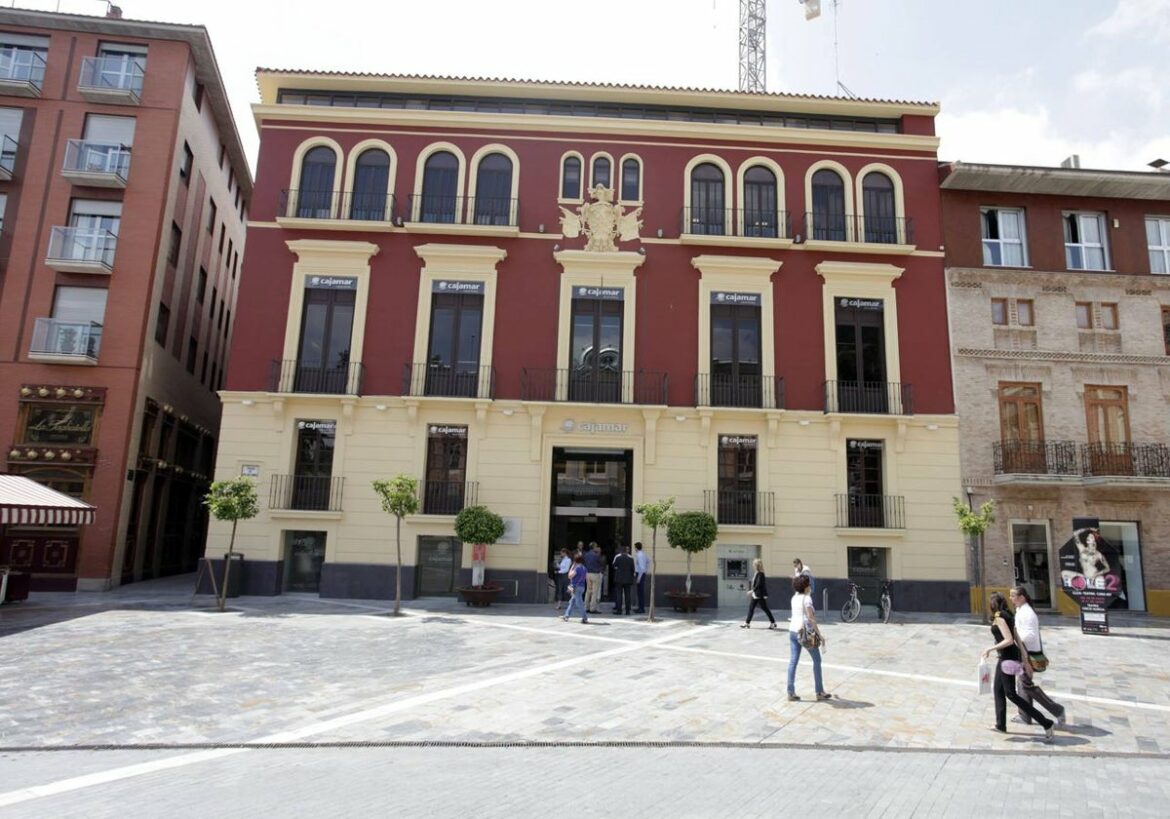 Cajamar gana casi 178 millones en el primer semestre al crecer los recursos gestionados de los clientes y la inversión crediticia