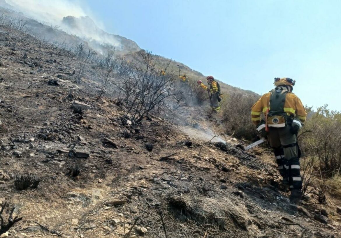 El incendio en las cuestas del Cedacero de Cartagena arrasa más de 14 hectáreas de matorral