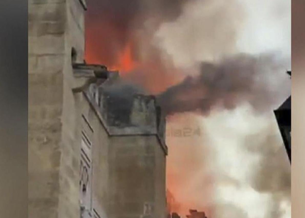Imagen secundaria 1 - Diferentes imágenes del fuego en la Mezquita-Catedral de Córdoba.