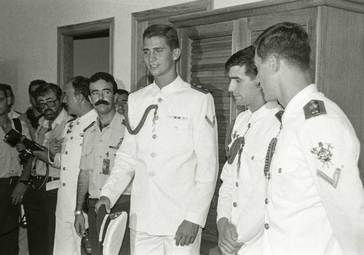 Más de 40 fotos recuerdan el paso de Felipe VI como cadete por la AGA