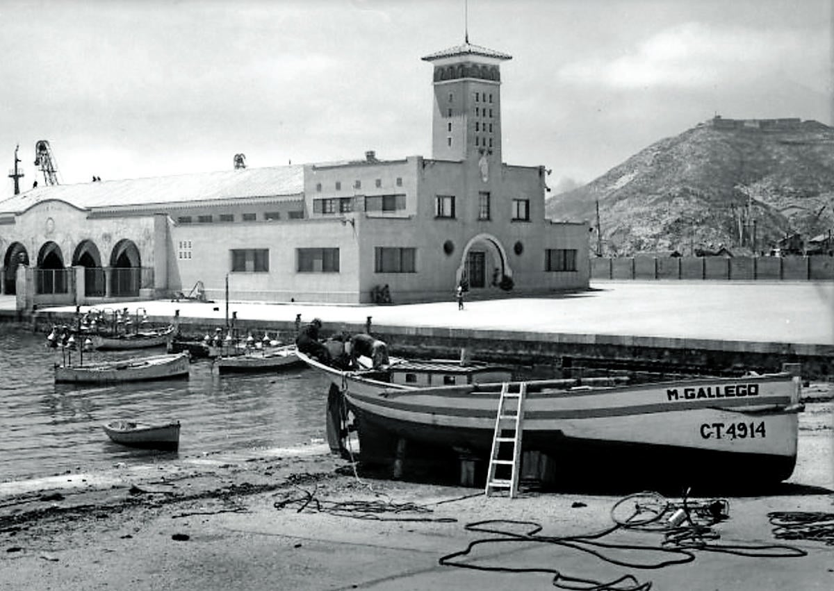 Imagen secundaria 1 - Vista de la Lonja de Pescadores de Santa Lucía, en Cartagena (c. 1960) y pareja navegando -podría tratarse de María Francisca Inglés Maestre y José Llamas, compañero de armas de Rodríguez de Viguri (c. 1945)-. 