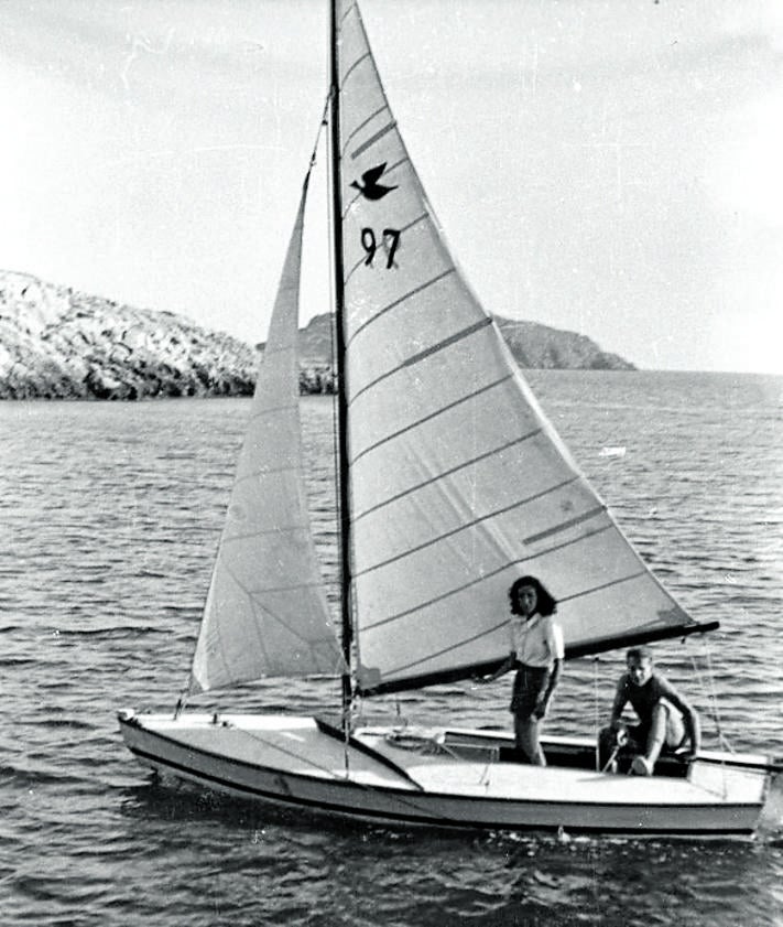 Imagen secundaria 2 - Vista de la Lonja de Pescadores de Santa Lucía, en Cartagena (c. 1960) y pareja navegando -podría tratarse de María Francisca Inglés Maestre y José Llamas, compañero de armas de Rodríguez de Viguri (c. 1945)-. 