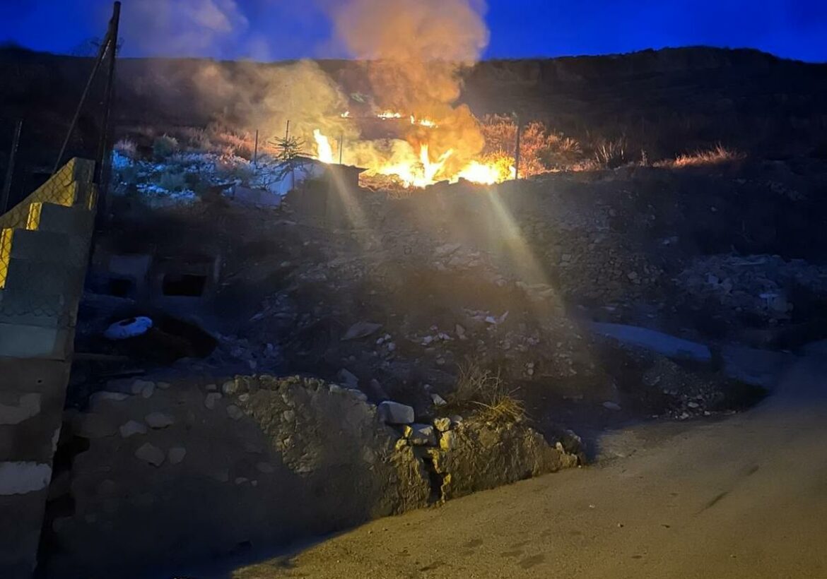 Un hombre prende fuego a su vivienda en el Barranco de los Mineros de Jumilla