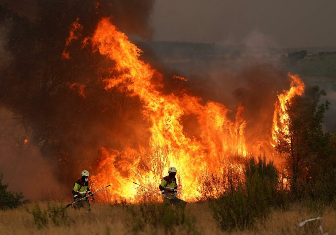 Los incendios se ceban con Ourense, León y Zamora y suman otros siete heridos graves