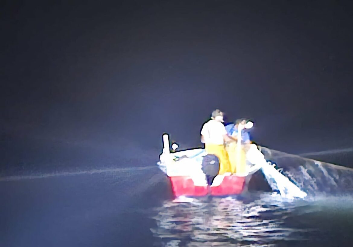 Detectan una embarcación sospechosa de pesca ilegal en el Mar Menor