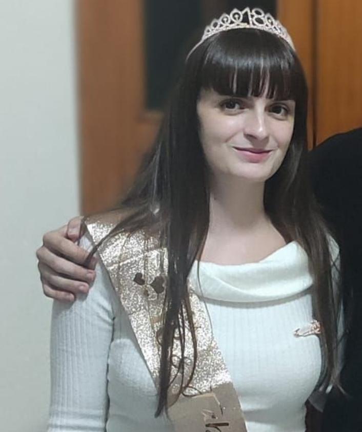 Imagen secundaria 2 - 1. Julia paseando por las calles de su pueblo. 2. En su 18 cumpleaños el pasado septiembre.