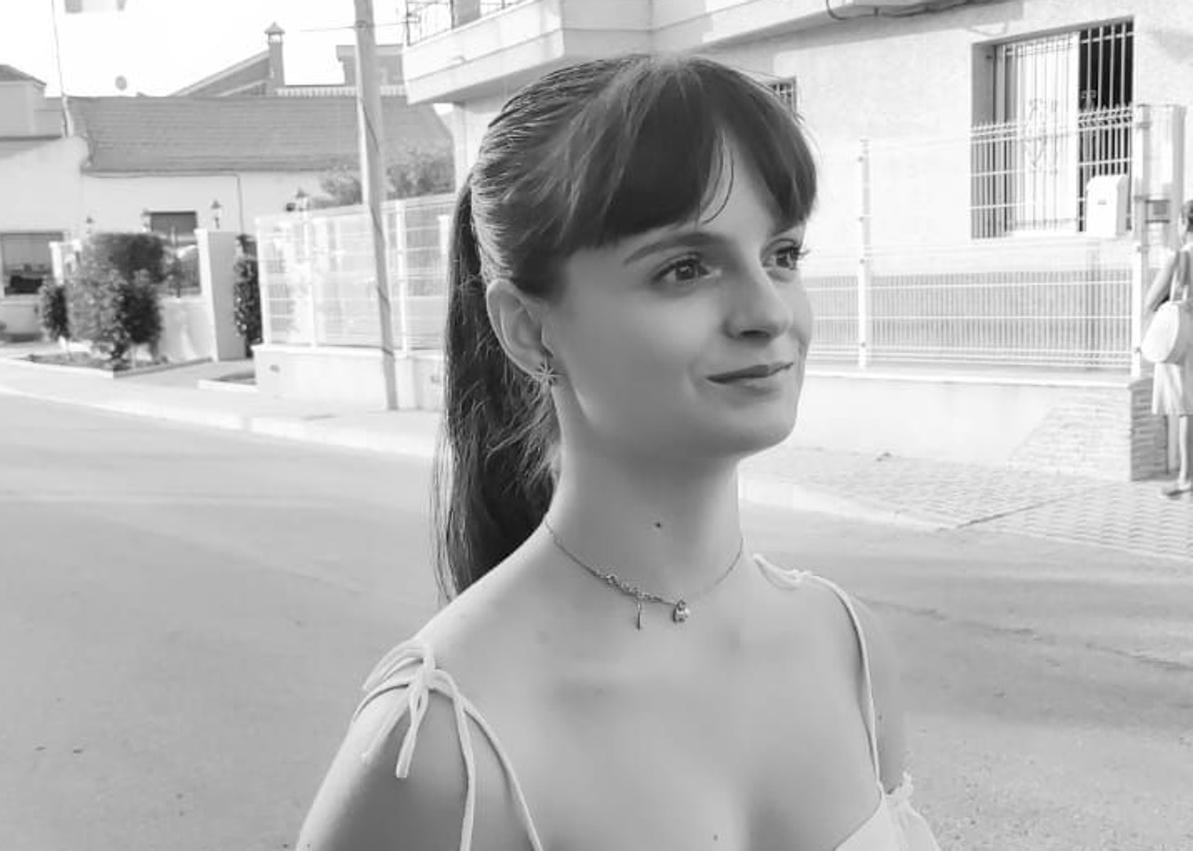 Imagen secundaria 1 - 1. Julia paseando por las calles de su pueblo. 2. En su 18 cumpleaños el pasado septiembre.