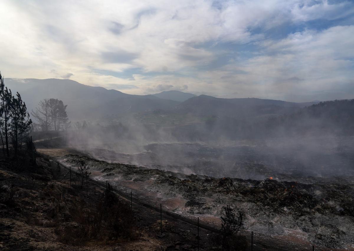 Imagen secundaria 1 - Arriba, el incendio en el vertedero de A Rúa. Abajo, otra imagen del incendio y un camión víctima del fuego. 