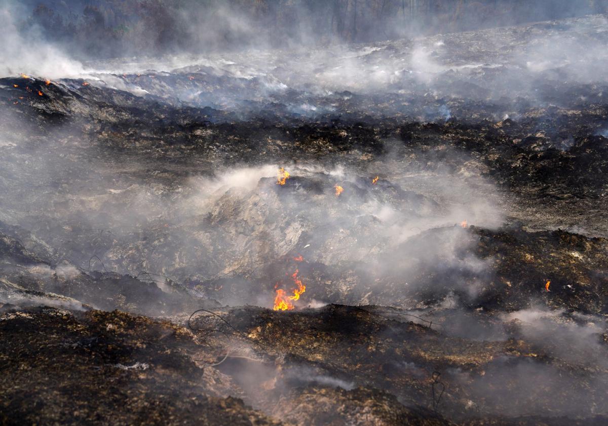 Imagen principal - Arriba, el incendio en el vertedero de A Rúa. Abajo, otra imagen del incendio y un camión víctima del fuego. 