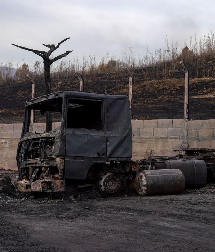 Imagen secundaria 2 - Arriba, el incendio en el vertedero de A Rúa. Abajo, otra imagen del incendio y un camión víctima del fuego. 