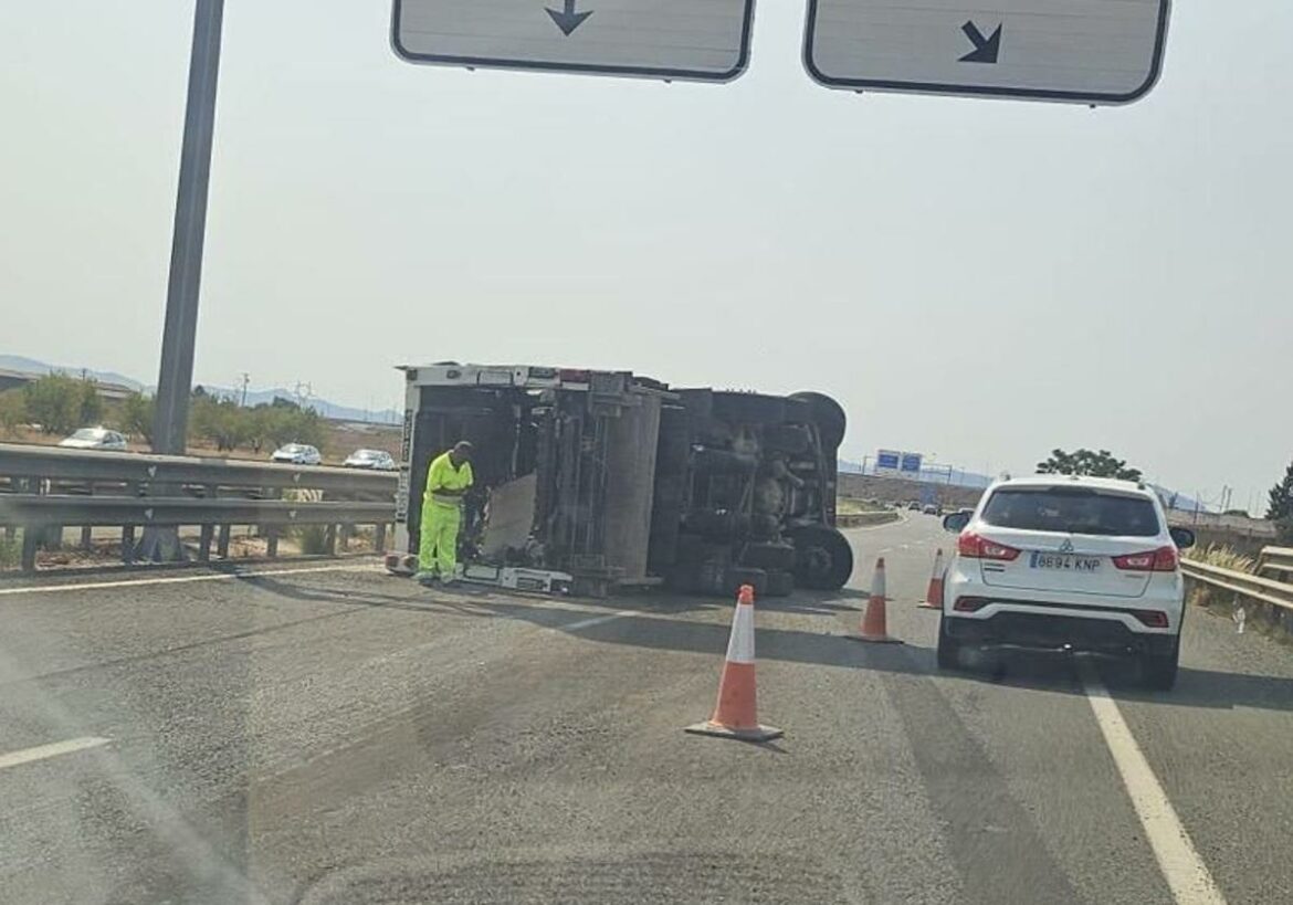 Tres heridos al volcar un camión en la autovía A-30 en Cartagena