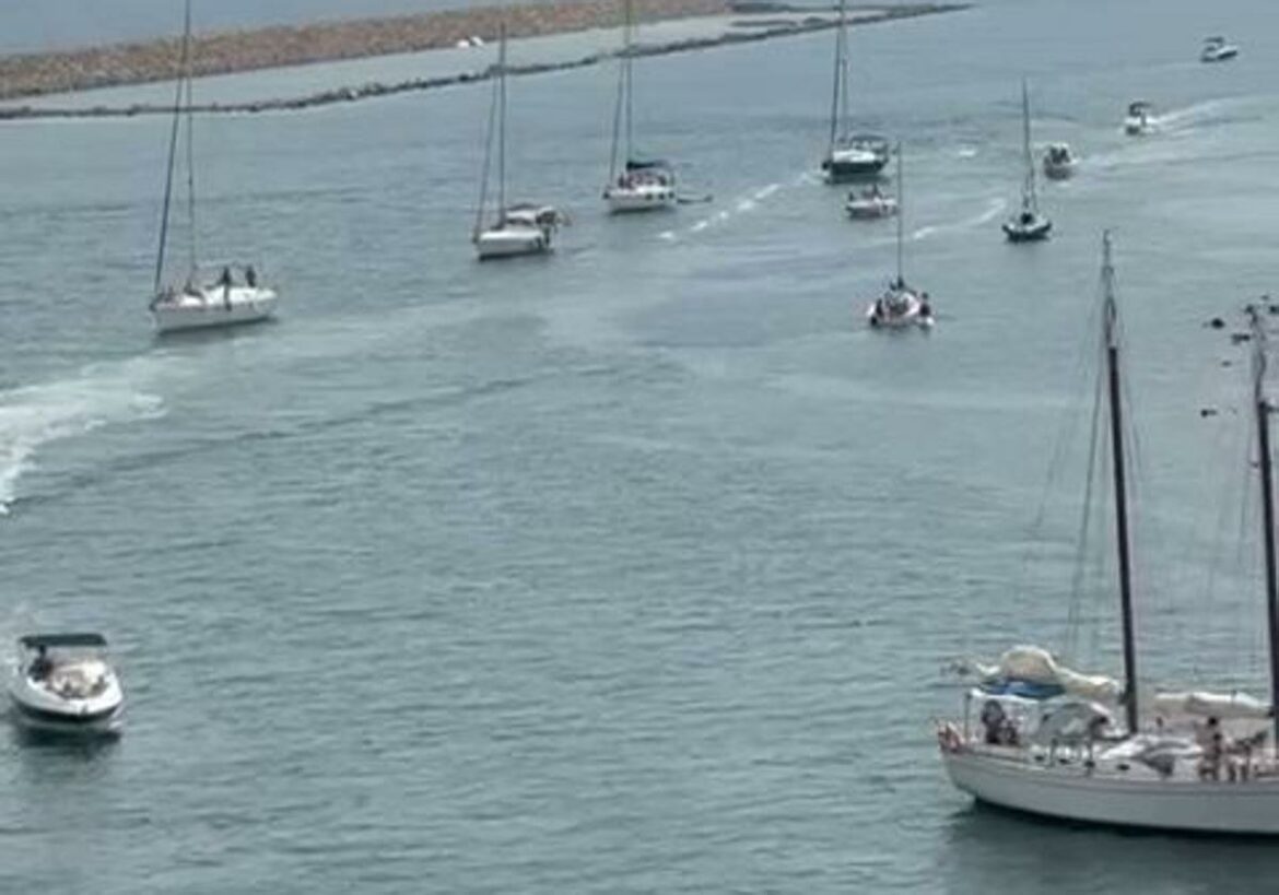 Atasco de embarcaciones en el puente del Estacio de La Manga por una avería