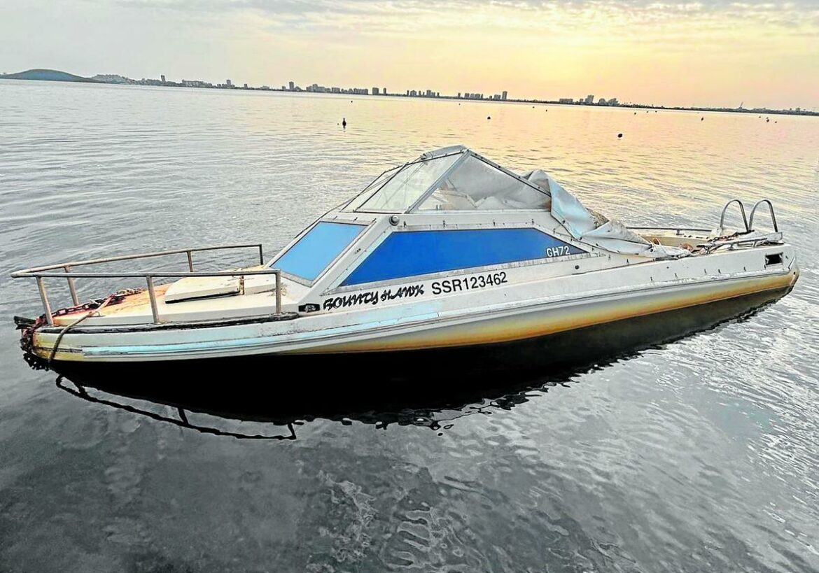 Capitanía Marítima extraerá del Mar Menor casi 40 barcos abandonados