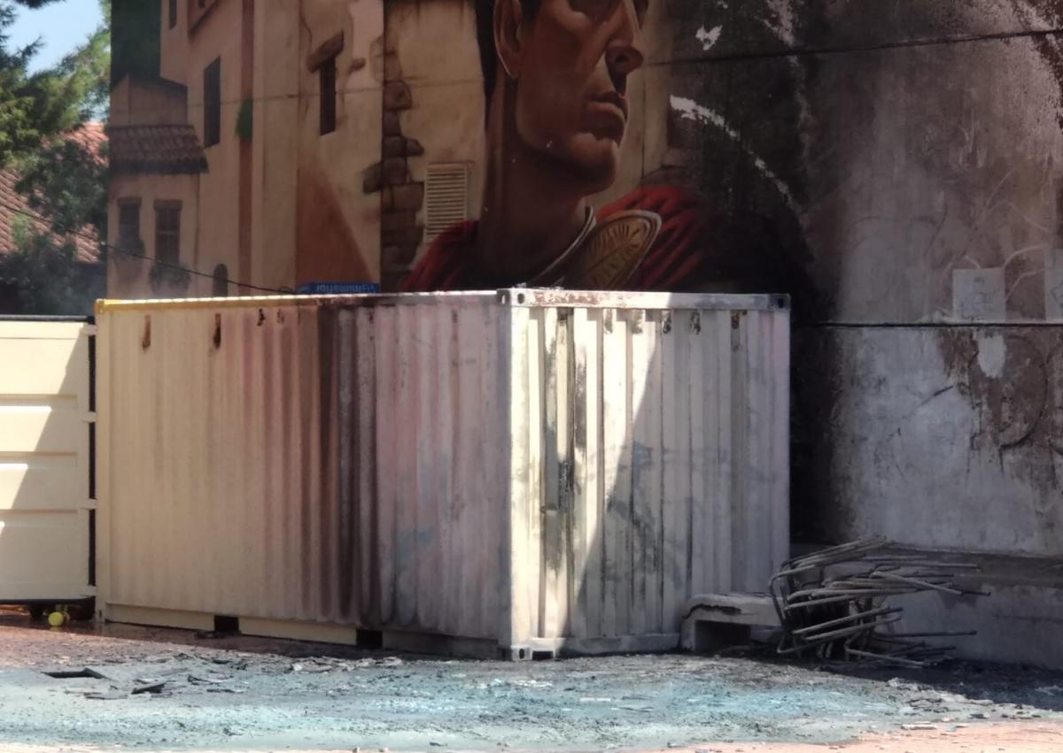 Imagen secundaria 1 - Arde el mural de la plaza Pico Roldán de Canteras y las mesas y sillas destinadas a las fiestas