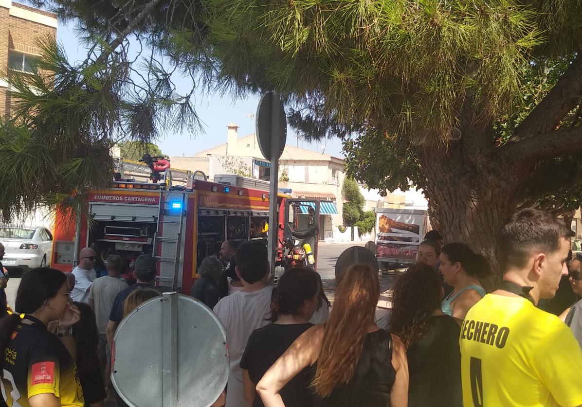 Imagen principal - Arde el mural de la plaza Pico Roldán de Canteras y las mesas y sillas destinadas a las fiestas
