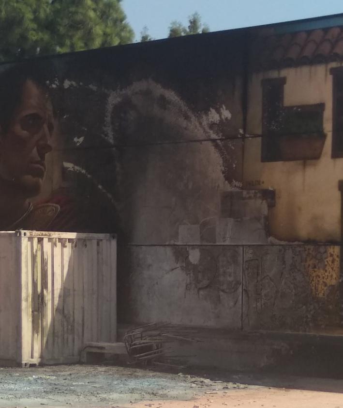 Imagen secundaria 2 - Arde el mural de la plaza Pico Roldán de Canteras y las mesas y sillas destinadas a las fiestas