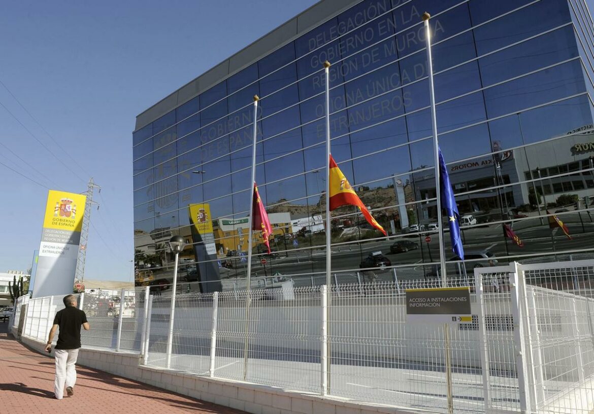 La concesión de permisos de residencia se dispara un tercio en el último año en la Región de Murcia por la vía de la formación