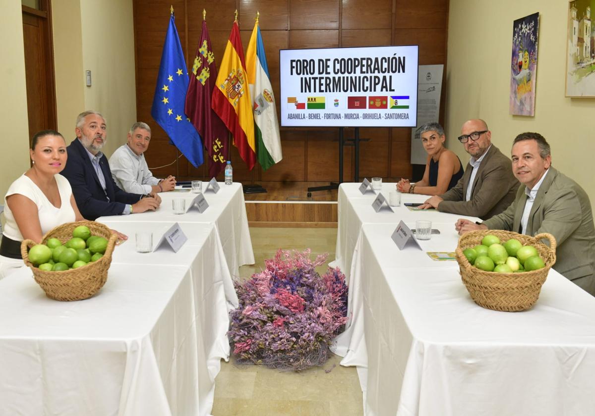 Foro de cooperación intermunicipal, celebrado este miércoles, con representación de los ayuntamientos de Santomera, Murcia, Orihuela, Beniel, Fortuna y Abanilla.