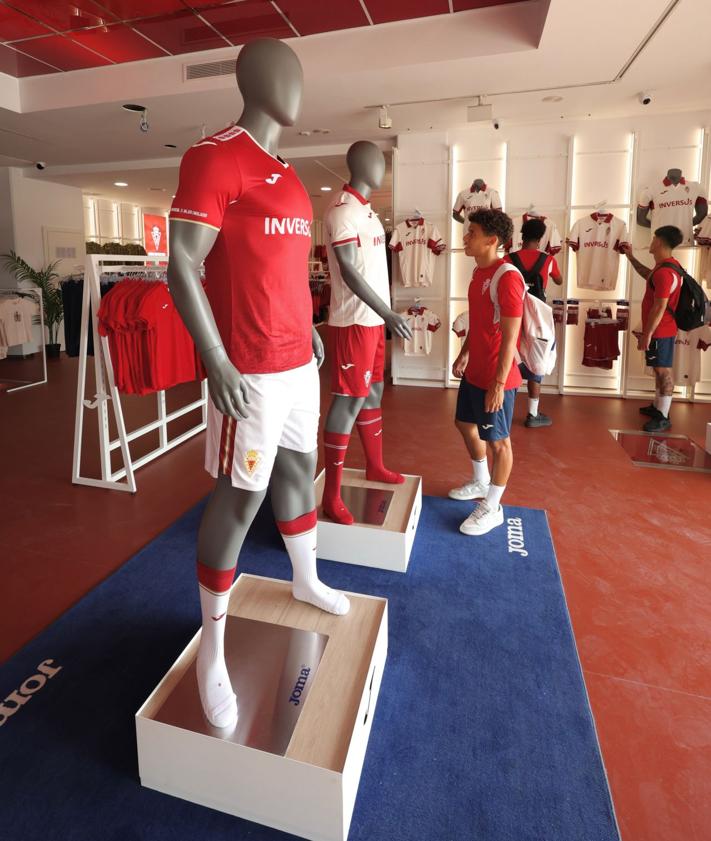 Imagen secundaria 2 - La nueva tienda del Enrique Roca, un filón para las arcas del Real Murcia