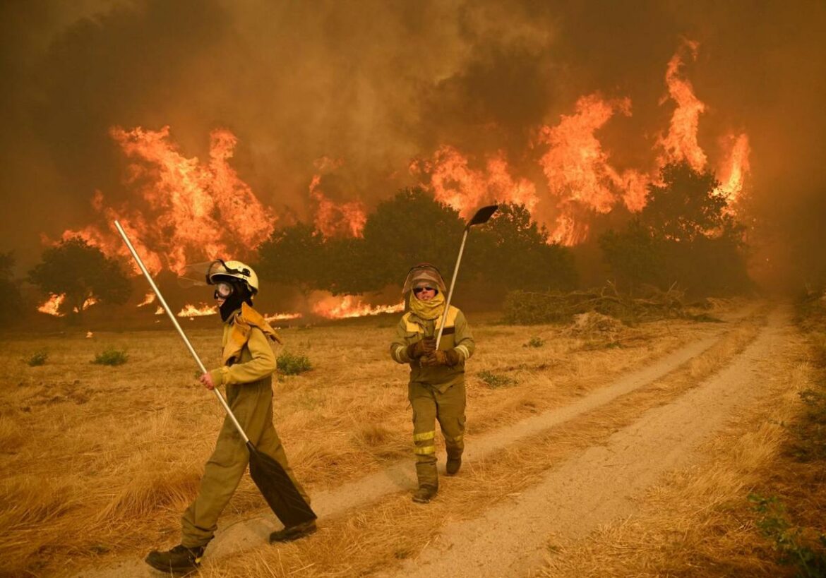 España afronta su gran fiesta de agosto con la respiración contenida por los incendios