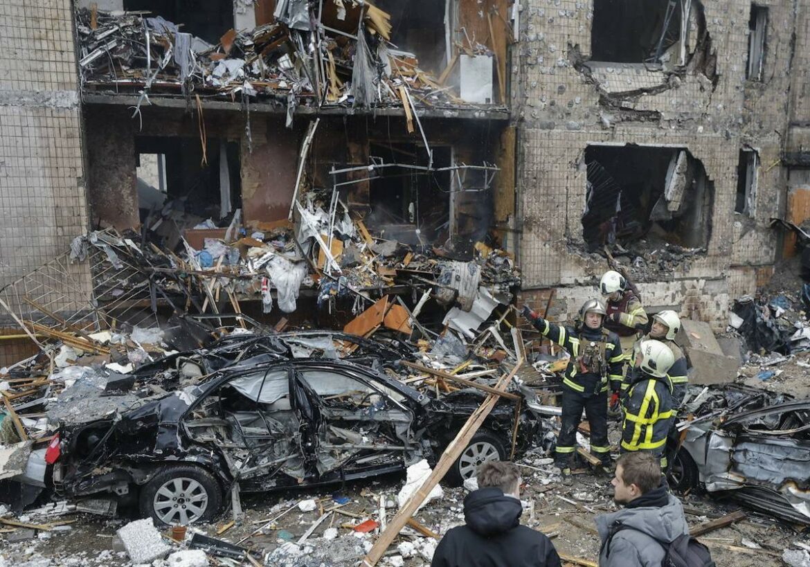 Al menos 12 muertos y 50 heridos en un ataque masivo contra Kiev que daña un edificio de la UE