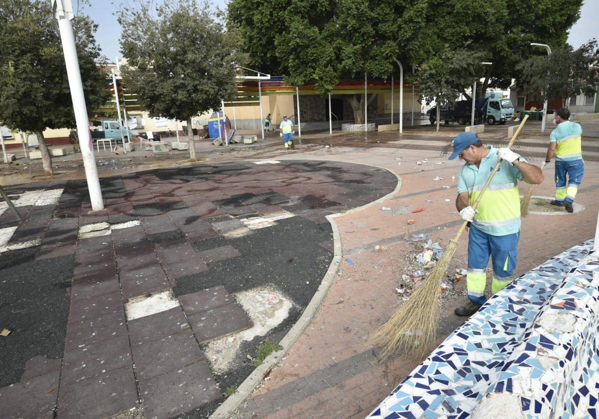 Operarios de limpieza este lunes en el barrio del Espíritu Santo de Espinardo.