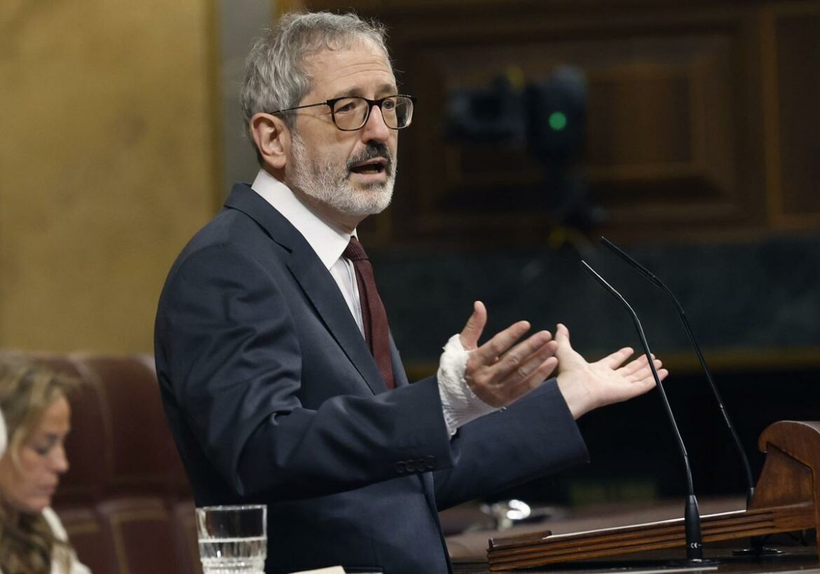 Carlos Martín, líder de Movimiento Sumar junto a Lara Hernández, deja su cargo en el partido