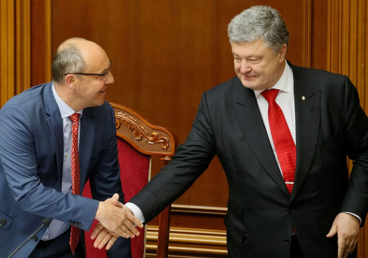 Andréi Parubi (a la izquierda) saluda en 2018 al entonces presidente ucraniano, Petro Poroshenko.