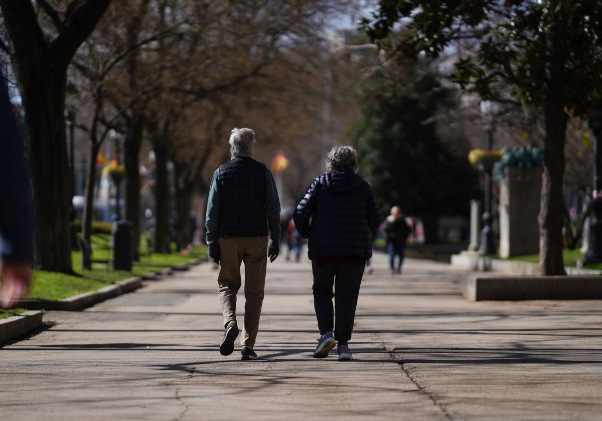Dos jubilados pasean por una calle de Madrid.