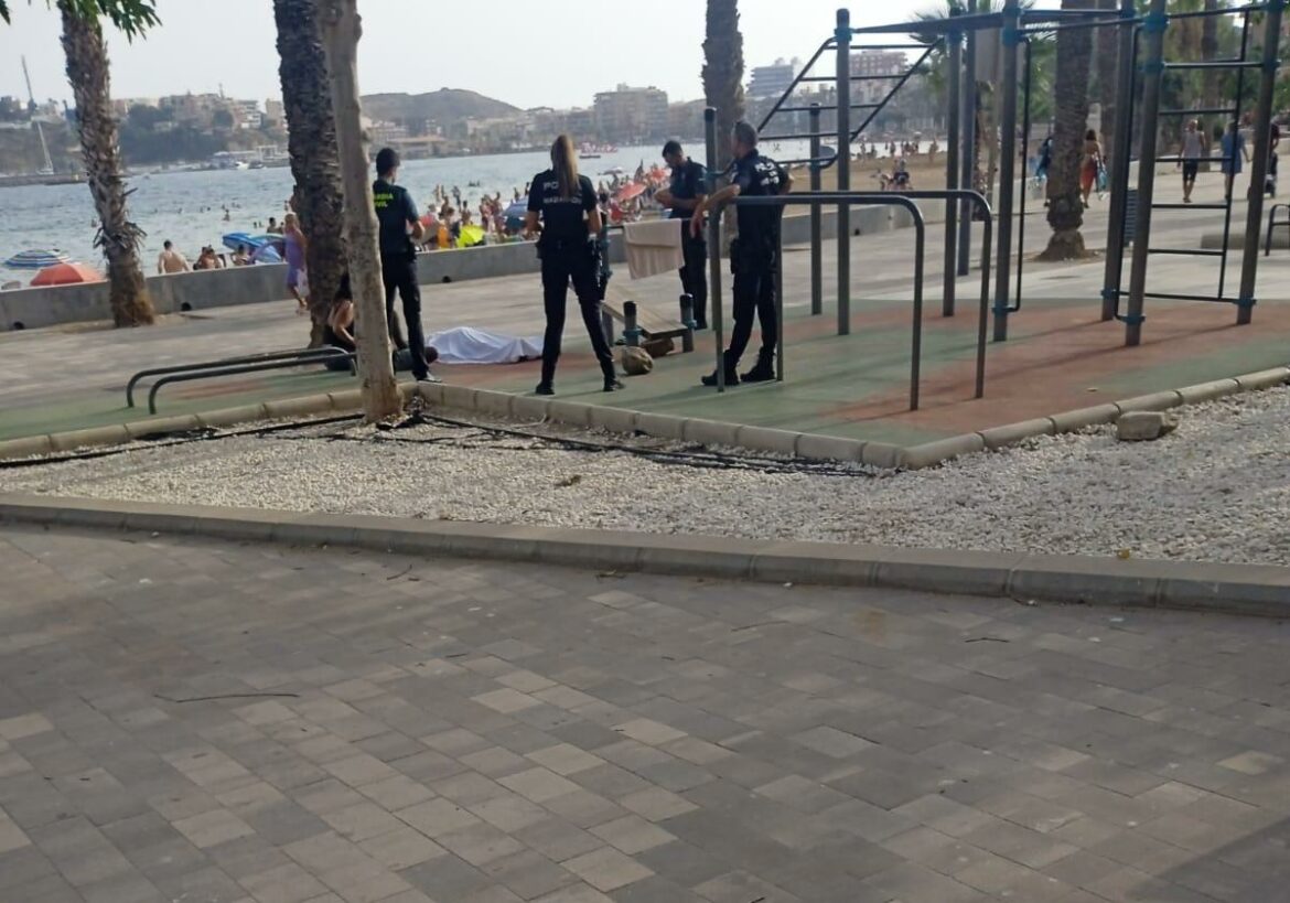 Muere un hombre tras desplomarse en una playa de Mazarrón