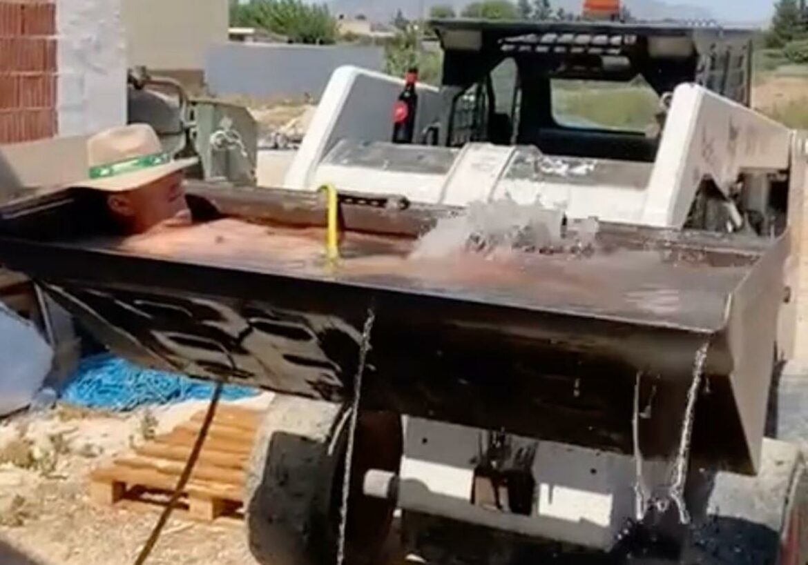 La sorprendente piscina improvisada de unos albañiles murcianos para combatir el calor en una obra