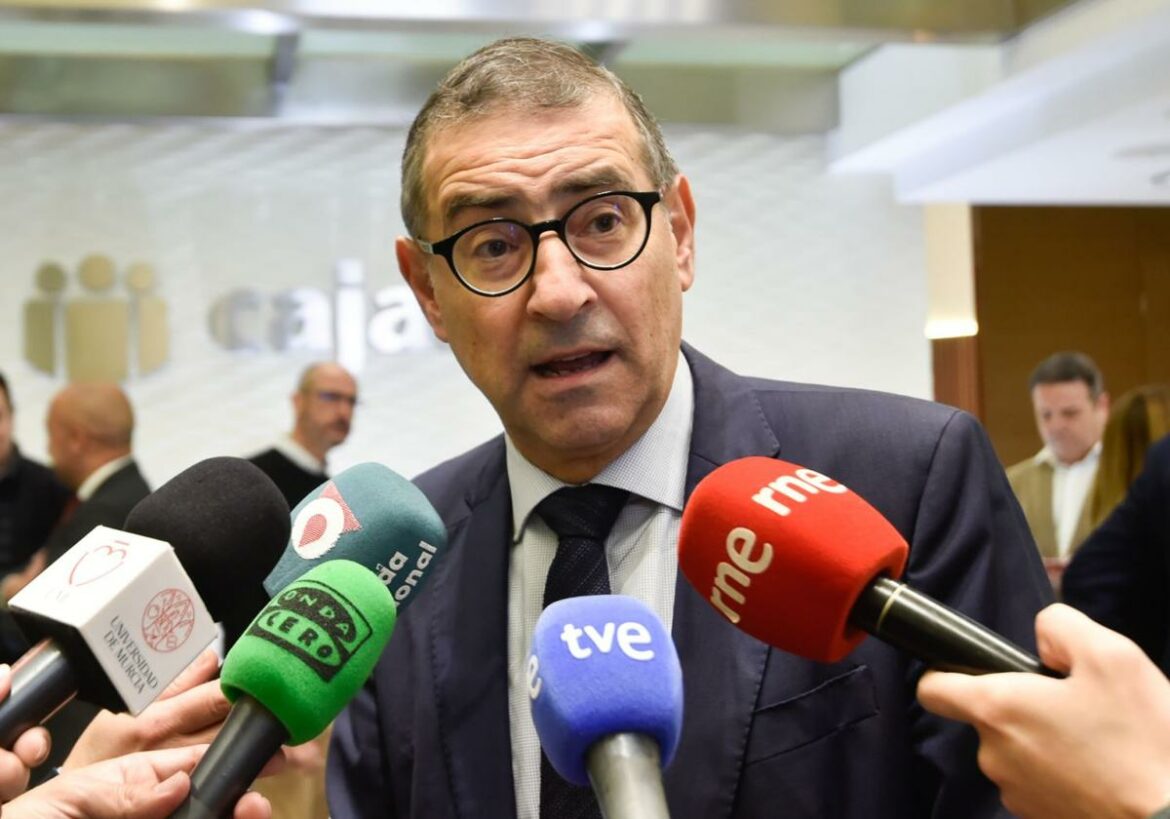 La Croem ficha al rector de la UMU, José Luján, como nuevo secretario general