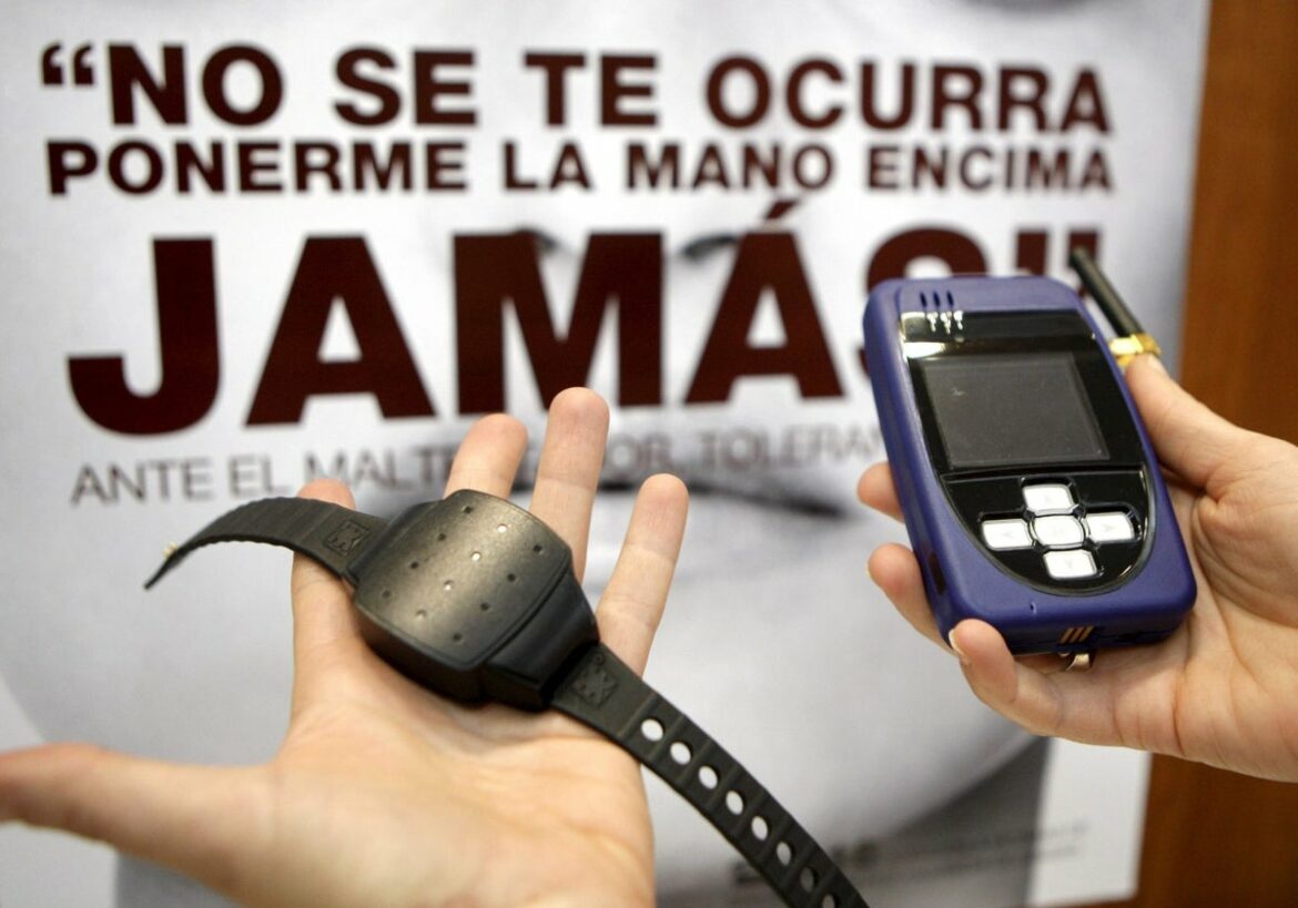 Sobreseimientos a maltratadores por un fallo técnico en las pulseras telemáticas